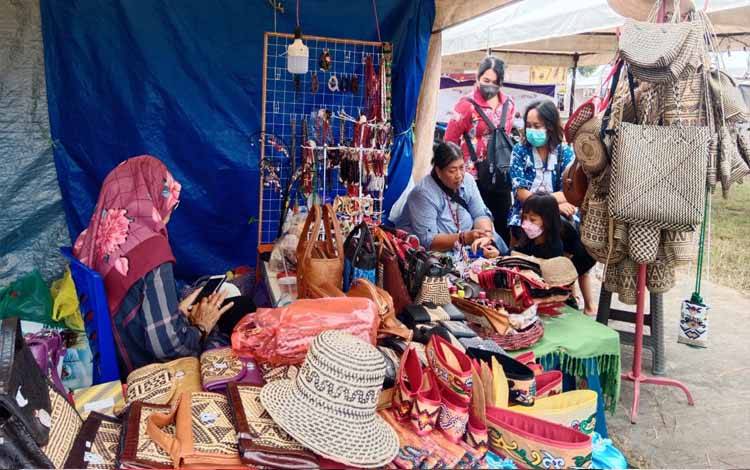 Stand penjualan produk IKM saat Kalteng Expo di Palangka Raya. (Foto: HENDRI)