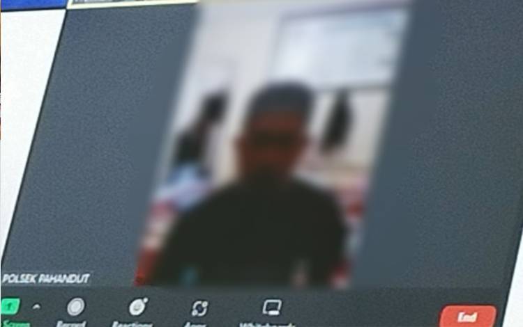 Terdakwa saat menjalani sidang lanjutan secara virtual di Pengadilan Negeri Palangka Raya, Selasa, 19 Juli 2022