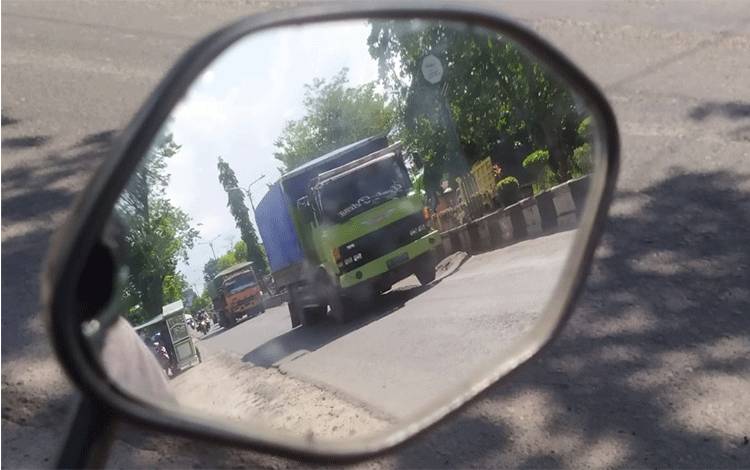 Dua buah truk besar saat melintas di jalan dalam Kota Sampit, beberapa waktu lalu. (FOTO: HAMIM)