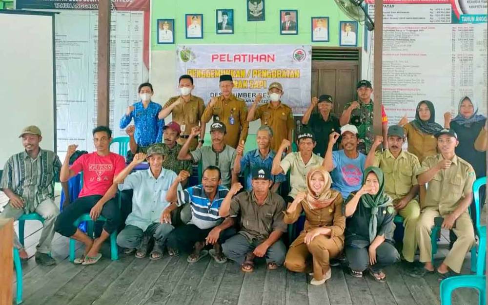 Pelatihan penggemukan dan pengobatan sapi di Desa Sumberejo Kabupaten Barito Timur. (FOTO: DISKANAK BARTIM)