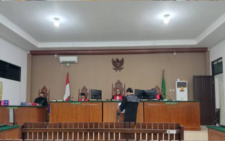 Penasehat hukum Henricho Fransiscust saat menyampaikan pembelaannya pada Persidangan di Pengadilan Tipikor Palangka Raya