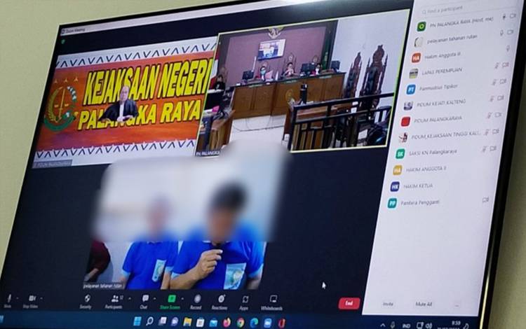 Para Terdakwa (Bawah) saat menjalani sidang virtual di Pengadilan Negeri Palangka Raya. Jumat, 22 Juli 2022