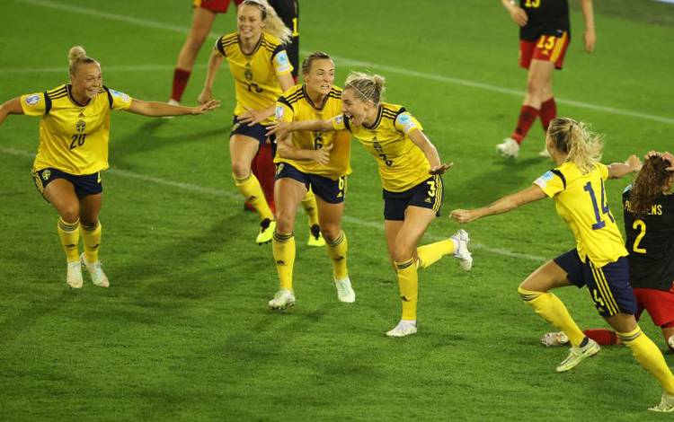 Bek Swedia Linda Sembrant merayakan gol bertama Magdalena Eriksson, Hanna Bennison dan Nathalie Bjorn dalam pertandingan perempatfinal Euro Putri 2022 antara Swedia dan Belgia di Leigh Sports Village, Leigh, Inggris, 22 Juli 2022. (REUTERS/MOLLY DARLINGTON)
