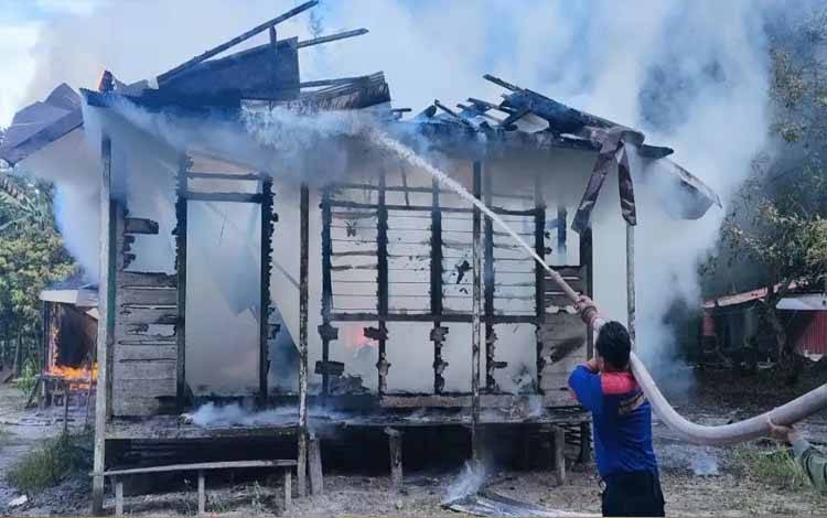 Rumah pendeta di Kelurahan Banturung yang terbakar sedang dilakukan pemadaman. (Foto: Damkar Palangka Raya)