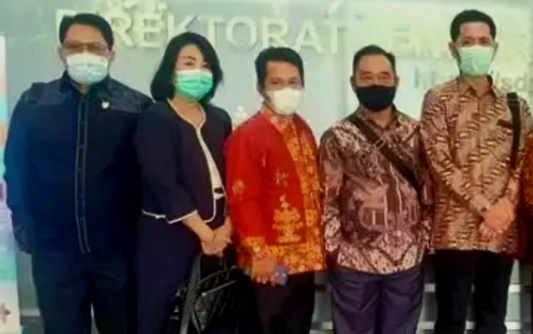 Anggota DPRD Kalteng, Yulilis (dua dari kiri) foto bersama dengan anggota lainnya ketika melaksanakan reses