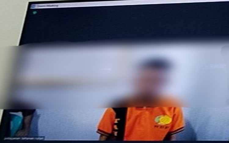 Terdakwa saat menjalani sidang putusan secara virtual di Pengadilan Negeri Palangka Raya
