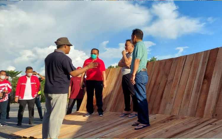 Gubernur Kalimantan Tengah, Sugianto Sabran bersama rombongan saat mengecek venue UCI MTB Eliminator World Cup 2022 di Km 5 Tjilik Riwut, Palangka Raya, Sabtu sore 23 Juli 2022. (FOTO: ISTIMEWA)