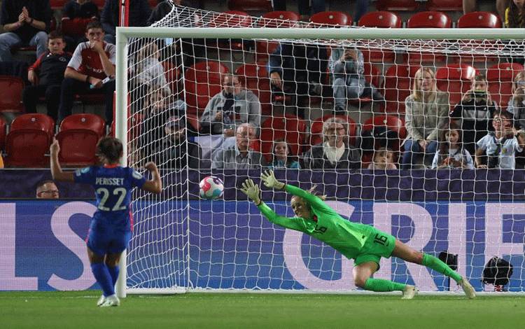 Pemain Timnas Putri Prancis Eve Perisset mencetak gol dari tendangan penalti dalam perempatfinal Euro Putri 2022 antara Prancis dan Belanda di AESSEAL New York Stadium, Rotherham, Inggris, 23 Juli 2022. (REUTERS/CARL RECINE)