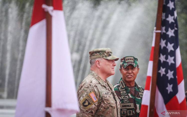 Panglima TNI Jenderal TNI Andika Perkasa (kanan) berbincang dengan Kepala Staf Gabungan Amerika Serikat (AS) Jenderal Mark AA Milley (kiri) seusai upacara di Lapangan Plaza Mabes TNI, Cilangkap, Jakarta, Minggu (24/7/2022). Kunjungan Kepala Staf Gabungan Amerika Serikat Jenderal Mark Milley tersebut bertujuan untuk menjalin kerja sama militer AS dengan Indonesia. ANTARA FOTO/Asprilla Dwi Adha/nym.