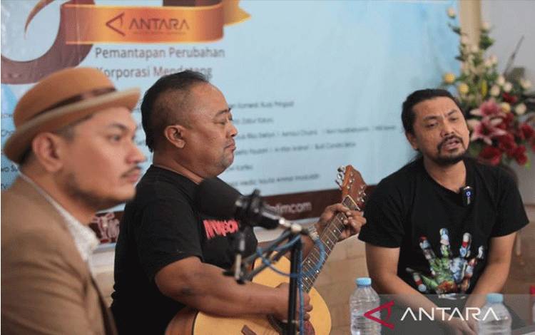 Dari kiri ke kanan produser Ricky Coen Arifin, gitaris Ipunk dan vokalis baru Bais dari Power Metal mengenalkan lagu dari album terbaru bertajuk Power XI saat mengunjungi Kantor Berita ANTARA Biro Jawa Timur, Jalan Kombes Pol M Duryat Surabaya, Jumat (22/7/2022). ANTARA/Didik Suhartono.