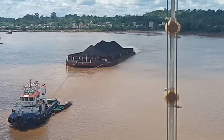 Tongkang membawa batu bara di kawasan DAS Barito. Sementara itu, Gubernur Kalteng, Sugianto Sabran berharap kedepan komoditas yang saat ini keluar ke Banjarmasin melalui DAS Barito bisa dikeluarkan melalui pelabuhan Kalteng di Muara Kapuas, Kapuas Murung. (FOTO: DOK PRIBADI/BUDI)