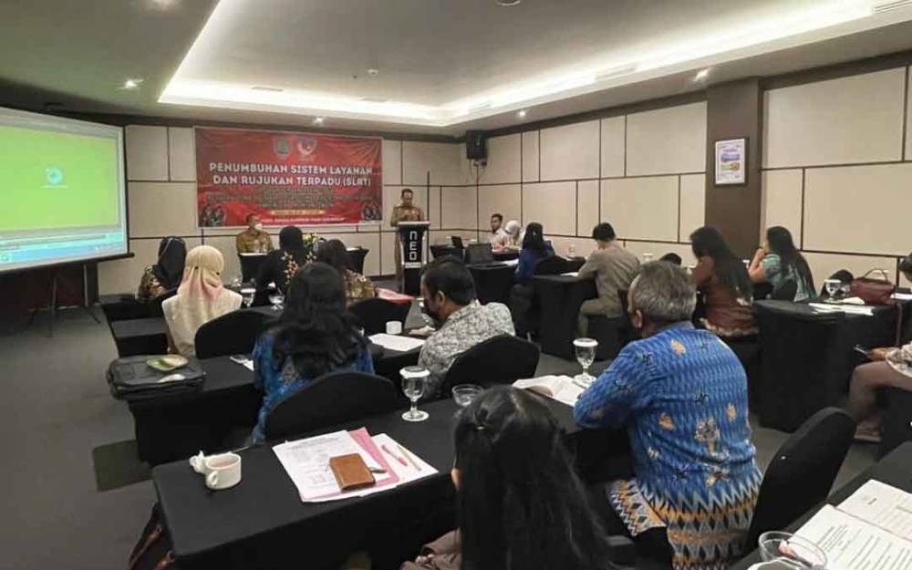 kegiatan penumbuhan Sistem Layanan dan Rujukan Terpadu (SLRT) dan Pusat Kesejahteraan Sosial (Puskesos) di Aula Hotel Neo Palangka Raya Selasa 26 Juli 2022. (FOTO: MMC KALTENG)