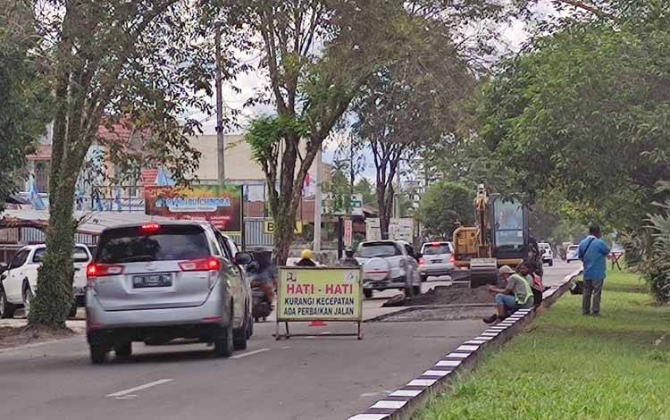 Tim kontruksi sedang melakukan perbaikan Jalan RTA Milono Kota Palangka Raya. (FOTO: HERMAWAN)