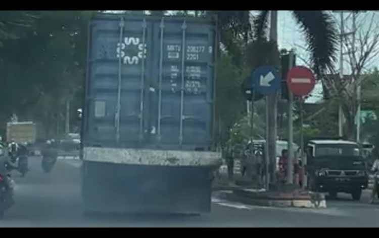 Kendaraan angkutan berat yang ditemui melintas di dalam kota Pangkalan Bun, Kabupaten Kobar diluar jam yang ditentukan, Rabu, 27 Juli 2022. (FOTO: YUDHA)