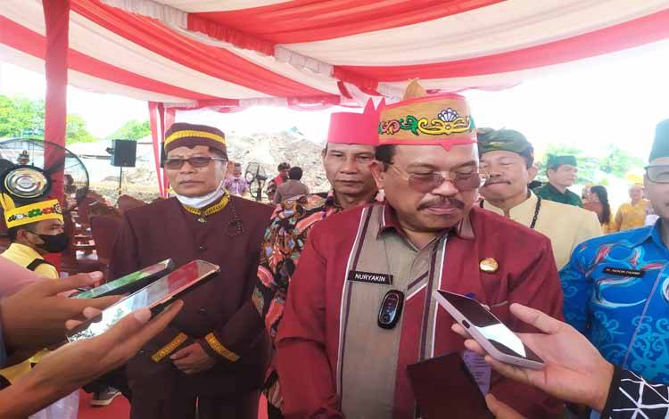 Sekda Kalteng, Nuryakin diwawancarai setelah peletakan batu pertama pembangunan Auditorium Hindu Kaharingan Center di Palangka Raya. (Foto: HENDRI)