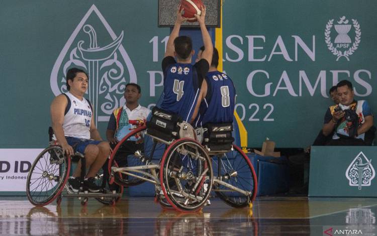 Pebasket Filipina melakukan sesi latihan jelang pertandingan basket kursi roda ASEAN Para Games 2022 di GOR Sritex Arena, Solo, Jawa Tengah, Jumat ( 29/7/2022). Pertandingan babak kualifikasi pertama akan diselenggarakan pada 30 Juli 2022 yang diikuti lima negara yaitu Indonesia, Filipina, Kamboja, Thailand, dan Laos. ANTARA FOTO/Muhammad Adimaja/hp.