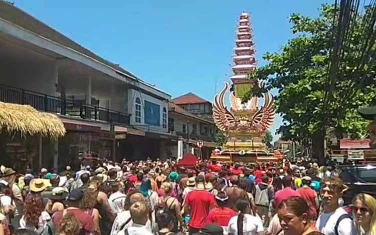 Ratusan wisatawan mancanegara dan lokal mengikuti upacara Ngaben di kota Ubud. Kota Ubud terpilih sebagai kota terbaik di dunia karena merawat dan menyajikan budaya, tradisi serta alam yang kuat. (ANTARA/Adi Lazuardi)