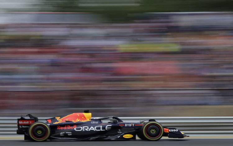 Pebalap tim Red Bull Max Verstappen menjalani Grand Prix Hungaria, Sirkuit Hungaroring, Budapest. (31/7/2022) (ANTARA/REUTERS/LISA LEUTNER)