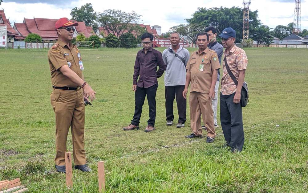 Kadispora Kotim, Wim RK Benung memantau pelaksanaan pengerjaan lapangan Stadion 29 Nopember Sampit. (FOTO: HAMIM)