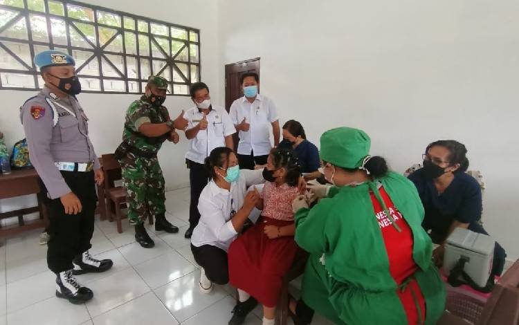 Salah satu siswa di SDN 2 Sepang Simin saat ikut vaksinasi Covid-19 beberapa saat lalu. (FOTO: DOKUMEN SDN 2 Sepang Simin)