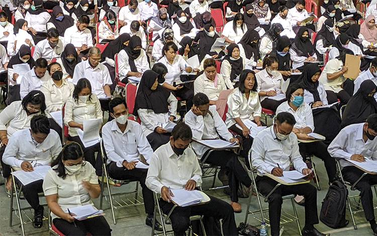 Sejumlah bekas tekon saat mengikuti seleksi ulang evaluasi tenaga kontrak beberapa waktu lalu.?