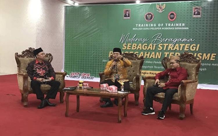 Kegiatan ToT FKPT Kalteng dengan tema menjadi guru pelopor moderasi beragama di Aula Palangka Universitas Palangka Raya. (FOTO: ISTIMEWA)