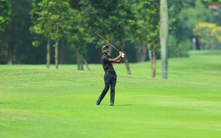 Pegolf India Rashid Khan beraksi pada hari ketiga Mandiri Indonesia Open 2022 di Pondok Indah Golf Course, Jakarta, Sabtu (6/8/2022). ANTARA/ HO -Asian Tour/Erlangga Tribuana.