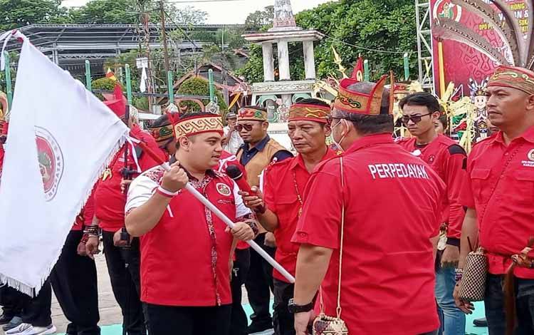 Suasana saat pelantikan dan pengukuhan DPD Perpedayak Pasukang Lawung Bahandang Kabupaten Kapuas.(FOTO: IST)
