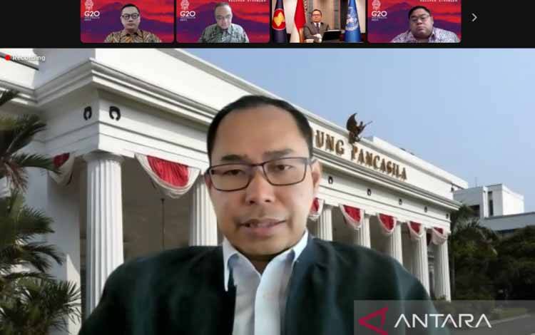Direktur Perlindungan WNI dan BHI Kemlu RI Judha Nugraha saat menyampaikan keterangan pers secara daring, Jumat (5/8/2022). (ANTARA/Yashinta Difa)