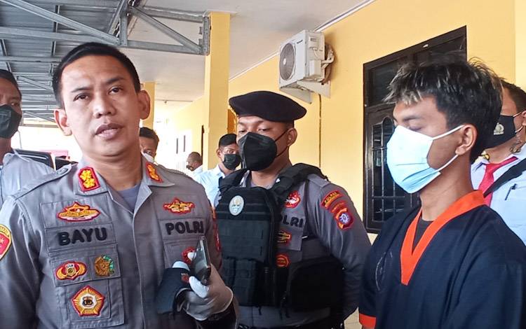 Kapolres Kobar AKBP Bayu Wicaksono sedang menanyai Hartono, mantan anggota Polri yang dipecat dengan tidak hormat yang terlibat kasus penipuan, Senin, 8 Agustus 2022