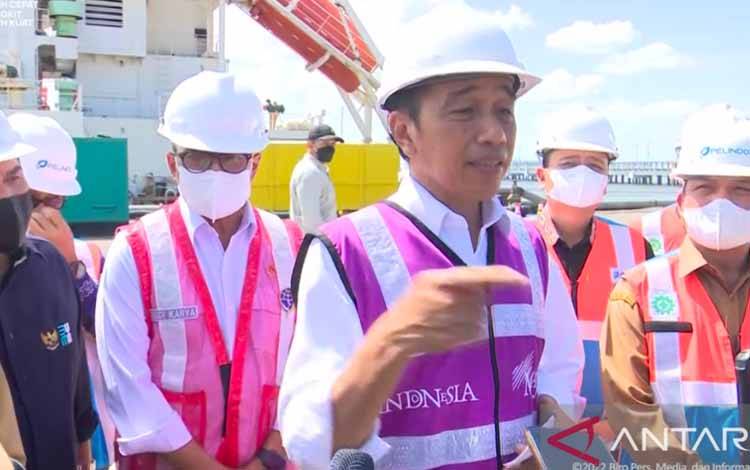 Presiden Jokowi usai meresmikan Terminal Kijing Pelabuhan Pontianak, Mempawah, Kalimantan Barat, Selasa (9/8). (ANTARA/Indra Arief)