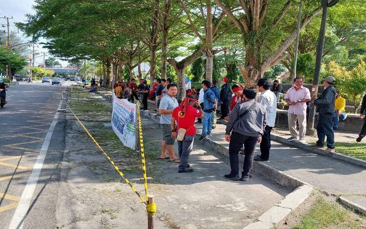 Masa yang akan melaksanakan aksi saat berkumpul dan berdiskusi di depan Kantor DPRD Kalteng. (FOTO : Agus Fataroni M)