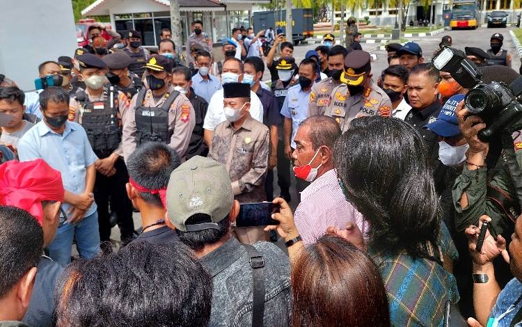 Ketua DPRD Kalteng, Wiyatno (kopiah hitam) saat menemui pengunjuk rasa di depan kantor DPRD Kalteng, Rabu, 10 Agustus 2022. (FOTO: DONNY D/BORNEONEWS)