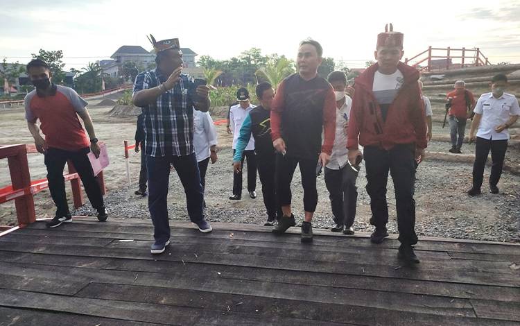 Gubernur Kalteng, H Sugianto Sabran saat meninjau secara langsung lokasi sirkuit untuk kejuaraan UCI MTB Eliminator World Cup 2022 di area Stadion Tuah Pahoe. (FOTO: MMC KALTENG/DONI)