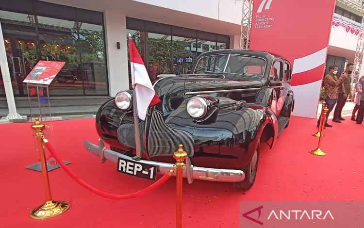 Buick, mobil dinas pertama Presiden Soekarno dipamerkan dalam pameran mobil kepresidenan yang digelar dalam rangka memperingati Hari Ulang Tahun Ke-77 Kemerdekaan RI (HUT RI) di Gedung Sarinah, Jakarta Pusat, Sabtu (13/8/2022) (ANTARA/Fathur Rochman)
