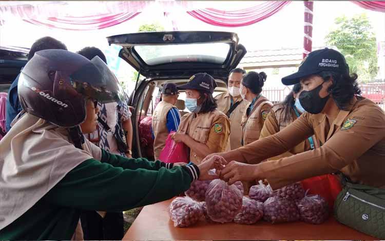 Warga membeli bawang merah harga Rp30 ribu di Kelurahan Langkai, Senin 15 Agustus 2022. (FOTO: HENDRI)