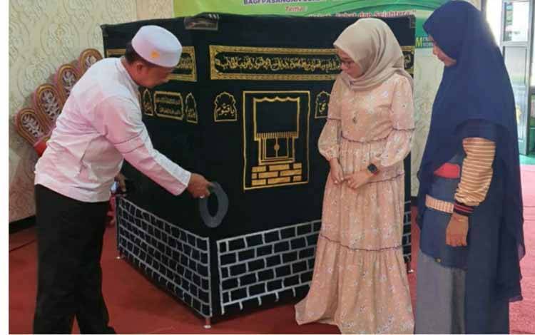 Kepala KUA Selat saat berikan layanan bimbingan manasik umrah. (FOTO: KUA SELAT)