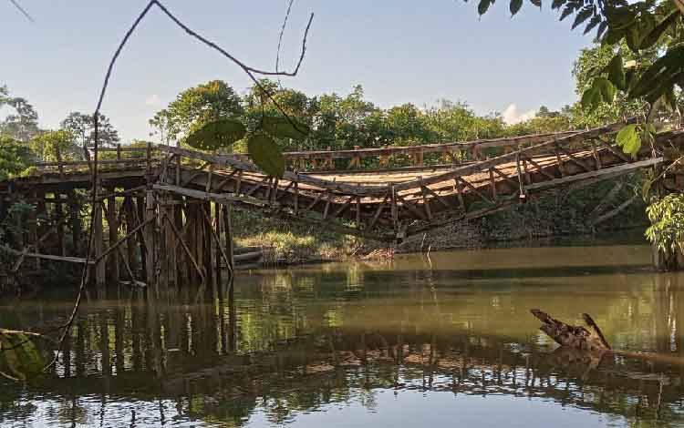 Potret jembatan Maraya di Kecamatan Damang Batu saat nyaris ambruk beberapa saat lalu. (FOTO: IST)
