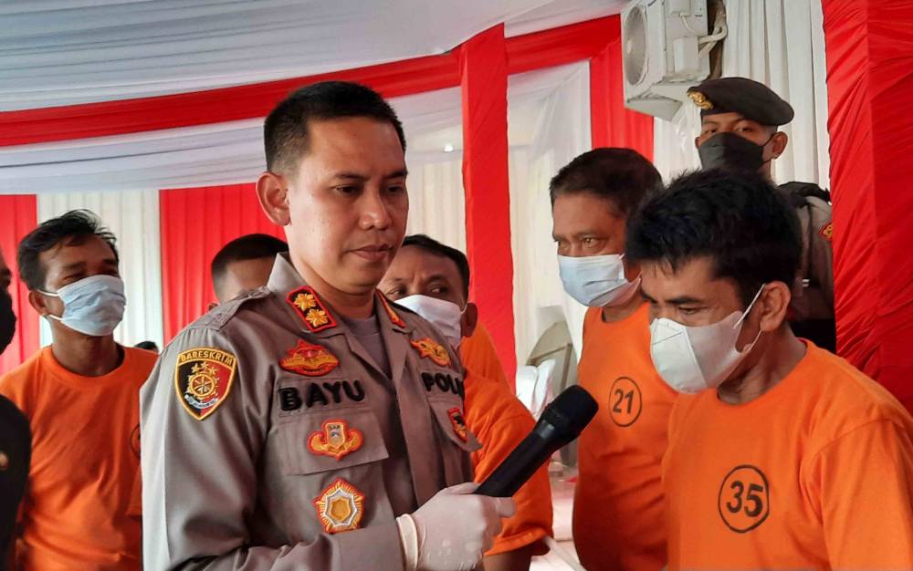 Kapolres Kobar AKBP Bayu Wicaksono saat mengintrogasi tersangka judi sabu ayam. (FOTO : DANANG)