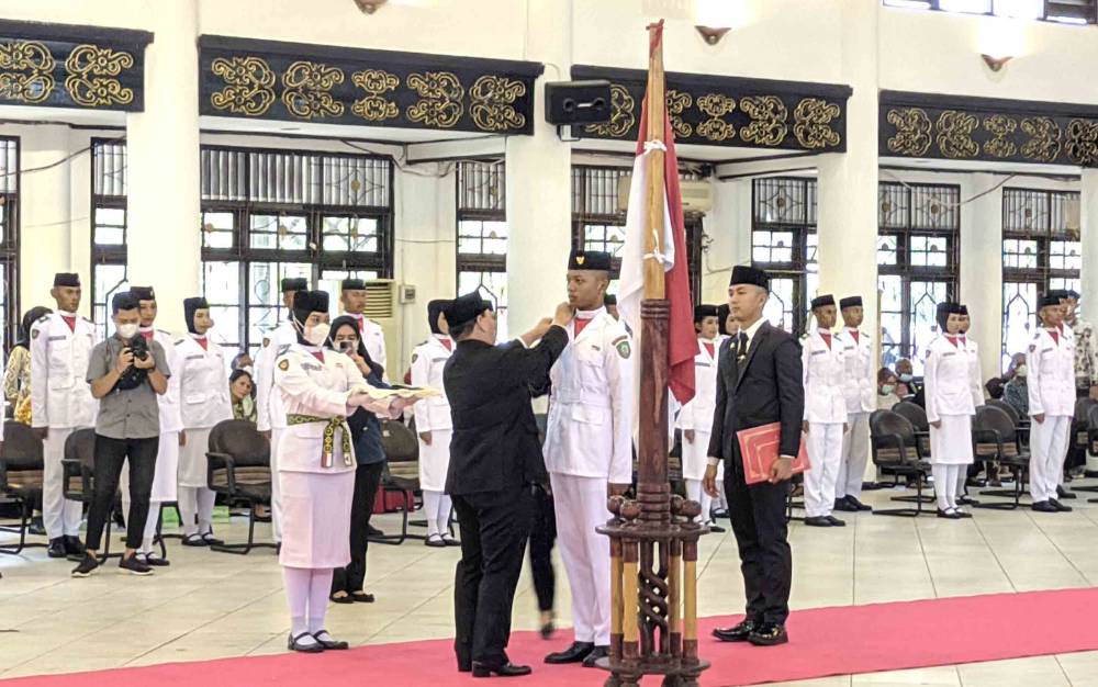 Bupati Kotim Halikinnor saat mengukuhkan anggota Paskibra di Gedung Serbaguna Sampit, Selasa, 16 Agustus 2022