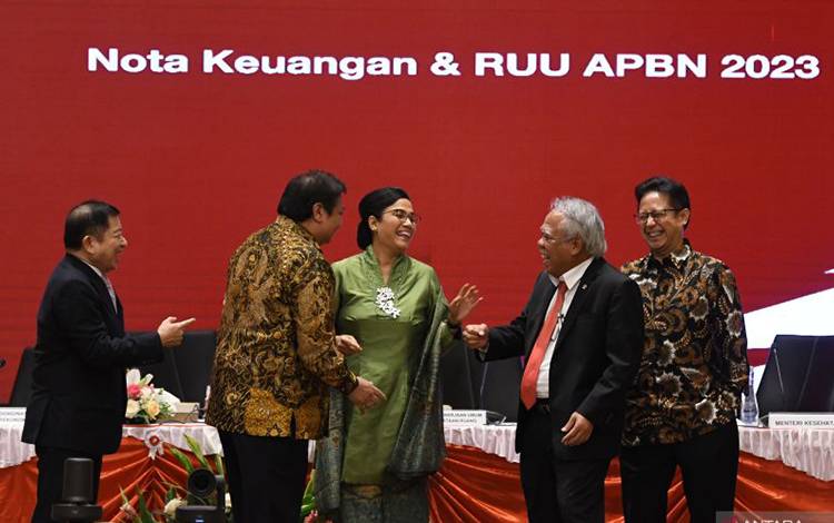 Menteri Koordinator Bidang Perekonomian Airlangga Hartarto (kedua kiri) berbincang dengan Menteri Keuangan Sri Mulyani (tengah), Menteri PUPR Basuki Hadimuljono (kedua kanan), Menteri PPN/Kepala Bappenas Suharso Monoarfa (kiri), dan Menteri Kesehatan Budi Gunadi Sadikin (kanan) usai konferensi pers terkait nota keuangan dan Rancangan Anggaran Pendapatan dan Belanja Negara (RAPBN) 2023 di Jakarta, Selasa (16/8/2022). Pemerintah mematok belanja negara dalam RAPBN 2023 sebesar Rp3.041,7 triliun, di
