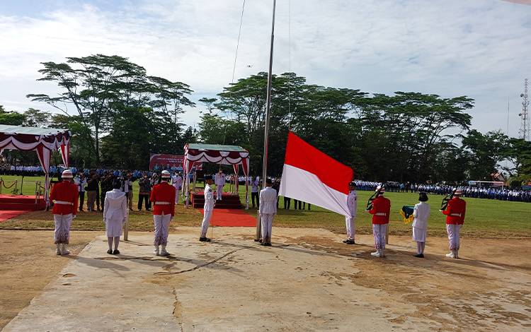 Suasana saat pelaksanaan Upacara Peringatan HUT ke-77 Kemerdekaan Republik Indonesia di Kabupaten Kapuas pada 17 Agustus 2022.