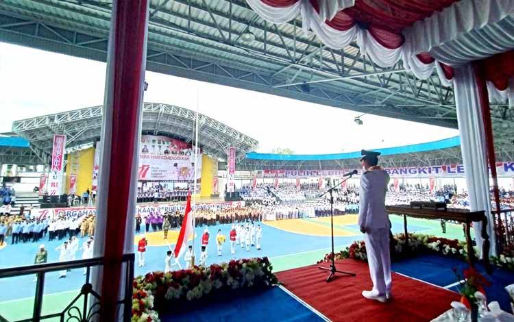 Bupati Barito Utara, Nadalsyah saat memimpin upacara peringatan HUT ke 77 Republik Indonesia di arena terbuka Tiara Batara Muara Teweh, Rabu 17 Agustus 2022. (foto: Dhani)
