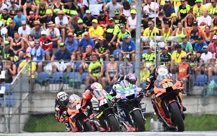 Pebalap KTM Brad Binder, pebalap Ducati-Avintia Enea Bastianini, pebalap Aprilia Aleix Espargaro dan pebalap KTM Miguel Oliveira dalam GP Austria di trek Red Bull Ring di Spielberg, Austria, pada 15 Agustus 2021. (Photo by Joe Klamar / AFP) (AFP/JOE KLAMAR)