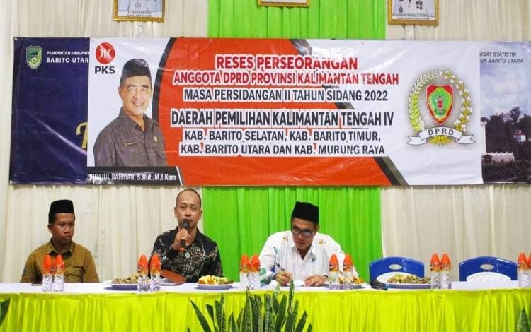 Anggota DPRD Kalteng, Sirajul Rahman (kanan) saat melaksanakan reses dan menghimpun aspirasi masyarakat di Kelurahan Jambu, Kecamatan Teweh Baru, Kabupaten Barito Utara. (FOTO: DOK. SIRAJUL RAHMAN)
