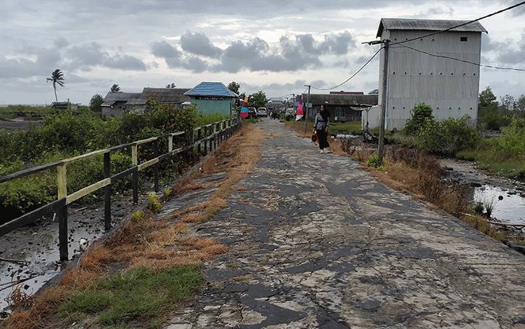 Suasana di Desa Sungai Pasir, Kecamatan Pantai Lunci, Kabupaten Sukamara, Sabtu, 20 Agustus 2022. (FOTO: NORHASANAH)