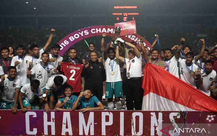 Pesepak bola Timnas Indonesia U-16 bersama Menpora Zainudin Amali (tengah) merayakan kemenangan usai mengalahkan Timnas Vietnam U-16 saat laga Final AFF U-16 2022 di Stadion Maguwoharjo, Depok, Sleman, D.I Yogyakarta, Jumat (12/8/2022). Indonesia U-16 jadi kampiun Piala AFF 2022 setelah mengalahkan Vietnam dengan skor 1-0. ANTARA FOTO/Andreas Fitri Atmoko/wsj.
