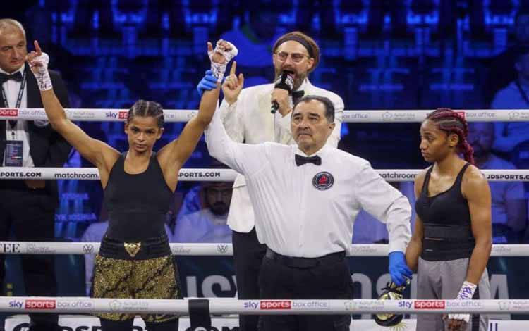 Petinju putri Somalia Ramla Ali (kiri) memenangkan pertarungan kelas super bantam melawan Crystal Nova dari Dominika di King Abdullah Sports City Arena di Jeddah, Arab Sausi, pada 20 Agustus 2022. (AFP/GIUSEPPE CACACE)