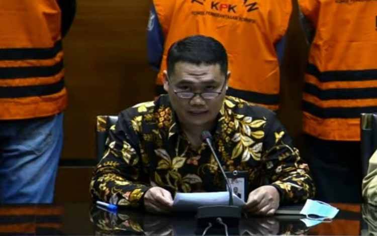 Direktur Penyidikan KPK Asep Guntur Rahayu saat jumpa pers di Gedung KPK, Jakarta, Minggu (21/8/2022) sebagaimana dipantau melalui akun YouTube KPK RI terkait penetapan empat tersangka kasus dugaan suap penerimaan calon mahasiswa baru di Universitas Lampung (Unila) tahun 2022. ANTARA/Benardy Ferdiansyah