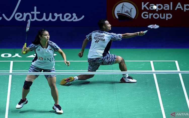 Pebulu tangkis ganda campuran Indonesia Rehan Naufal Kusharjanto (kanan) dan Lisa Ayu Kusumawati saat bertanding melawan pasangan Jerman Mark Lamsfuss/Isabel Lohau dalam babak 32 besar Indonesia Open 2022 di Istora Senayan, Jakarta, Selasa (14/6/2022). . ANTARA FOTO/Sigid Kurniawan/rwa. (ANTARA FOTO/SIGID KURNIAWAN)